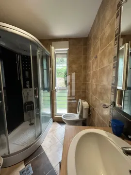 Kupatilo opremljeno tuš kabinom, umivaonikom i wc šoljom. - image 6