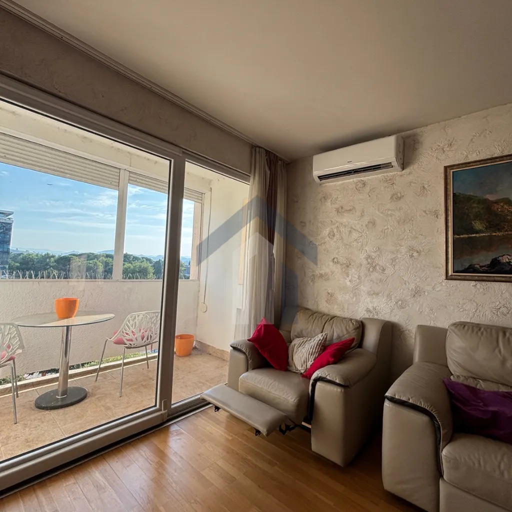 Living room with furniture and access to the terrace.