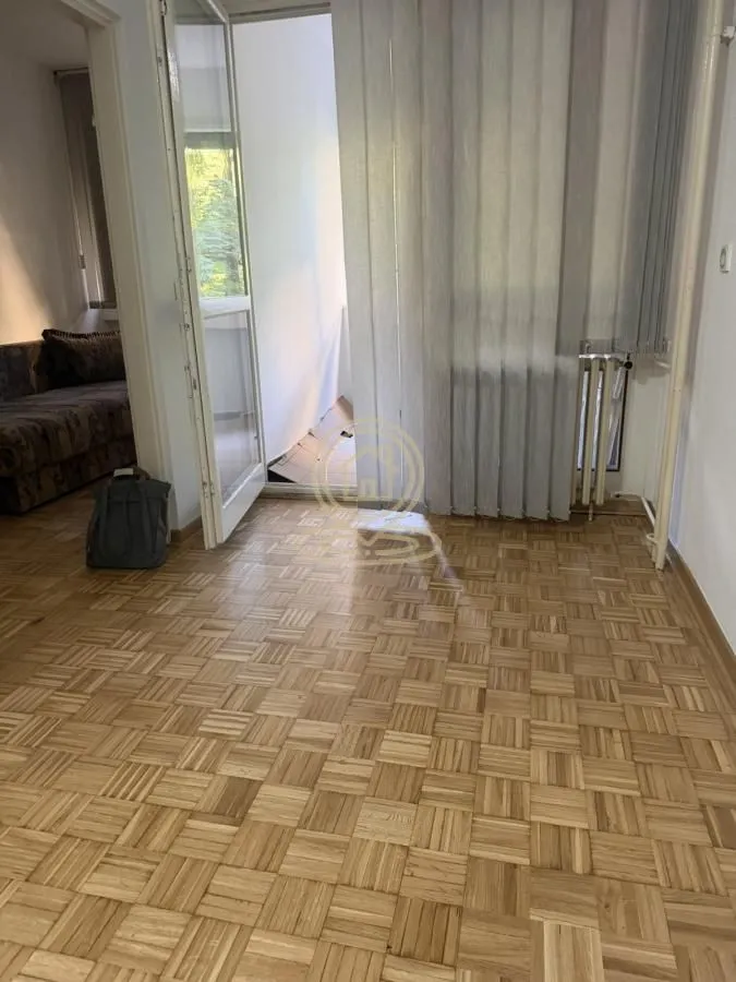 Dnevna soba sa parketom i izlazom na terasu.