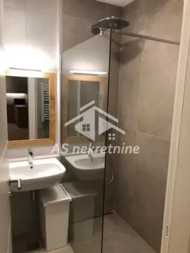 Manje kupatilo sa tuš kabinom, umivaonikom i ogledalom. - image 22