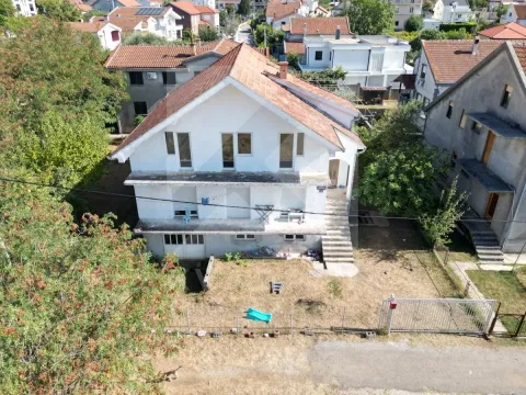 Pogled iz vazduha na kuću sa dvorištem u naselju. - image 2