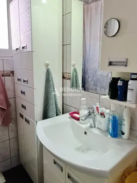 Manje kupatilo sa umivaonikom, ogledalom i ormarićem za odlaganje. - image 15
