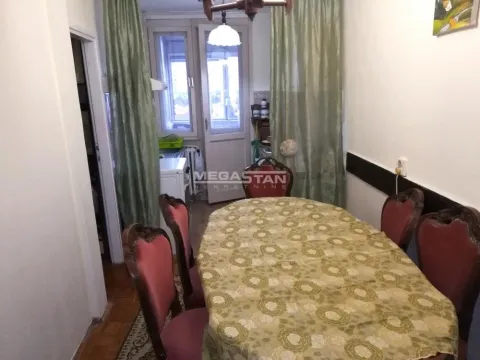 Trpezarija sa drvenim stolom i stolicama. - image 3