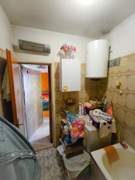Manje kupatilo sa bojlerom i vidljivim neredom. - image 10