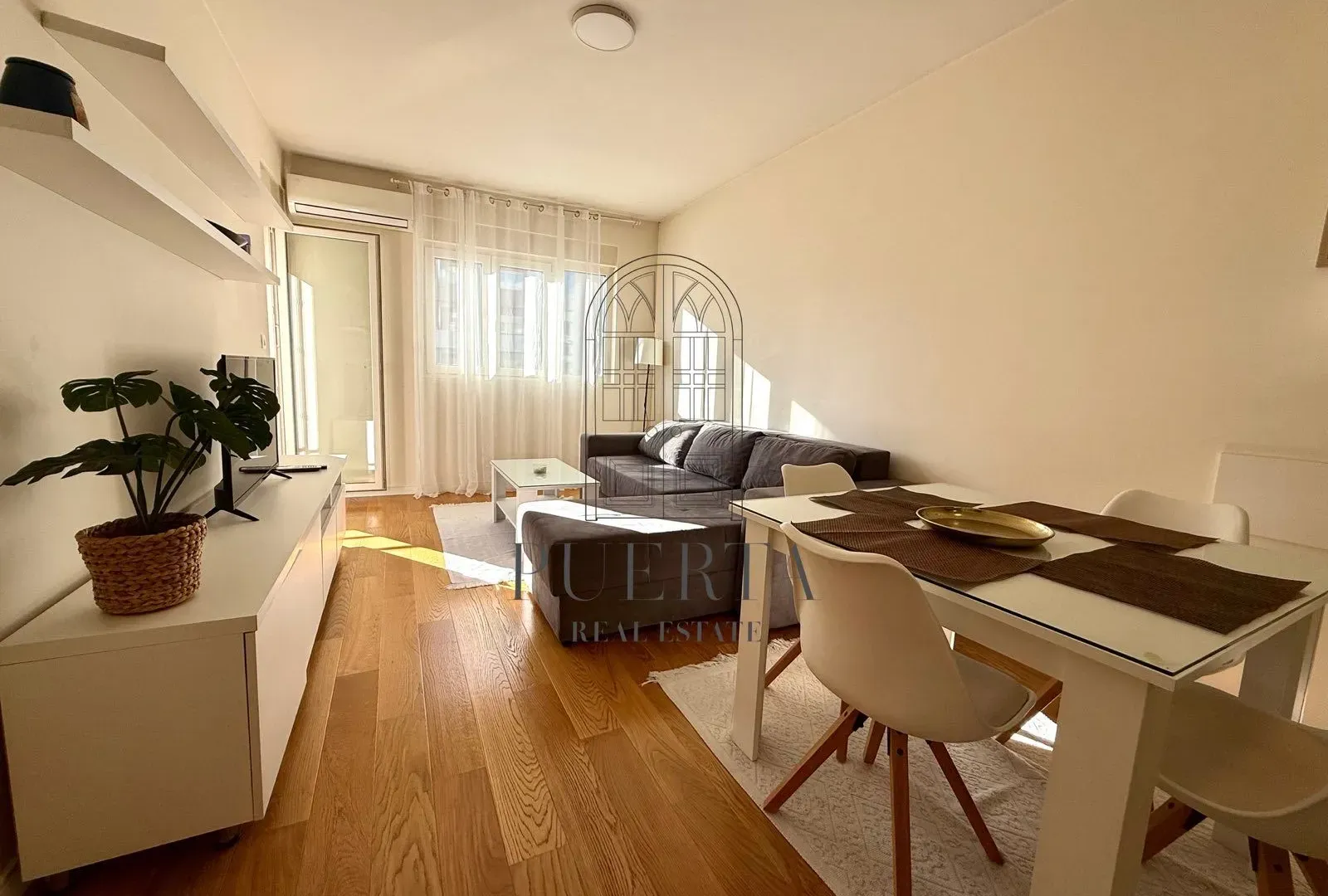 Izdavanje, jednosoban stan, 47m², Central Point, Podgorica