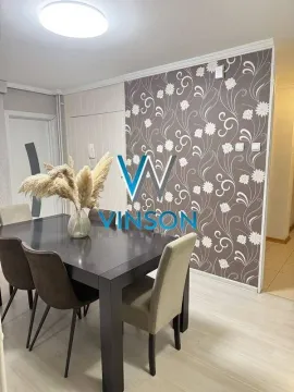 Trpezarija sa tamnim drvenim stolom i stolicama u stanu. - image 4