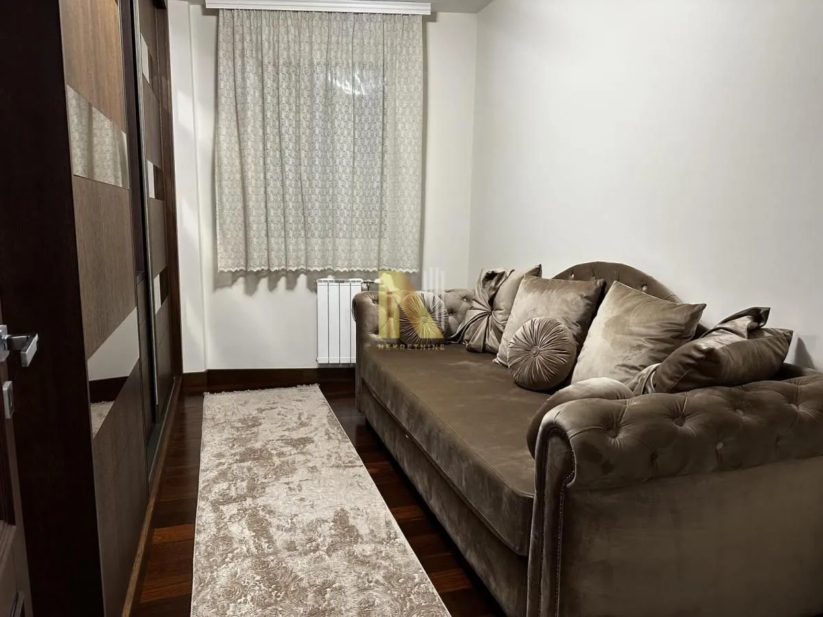 Izdavanje, četvorosoban stan, 116m², Socijalno, Novi Sad Sve Podlokacije