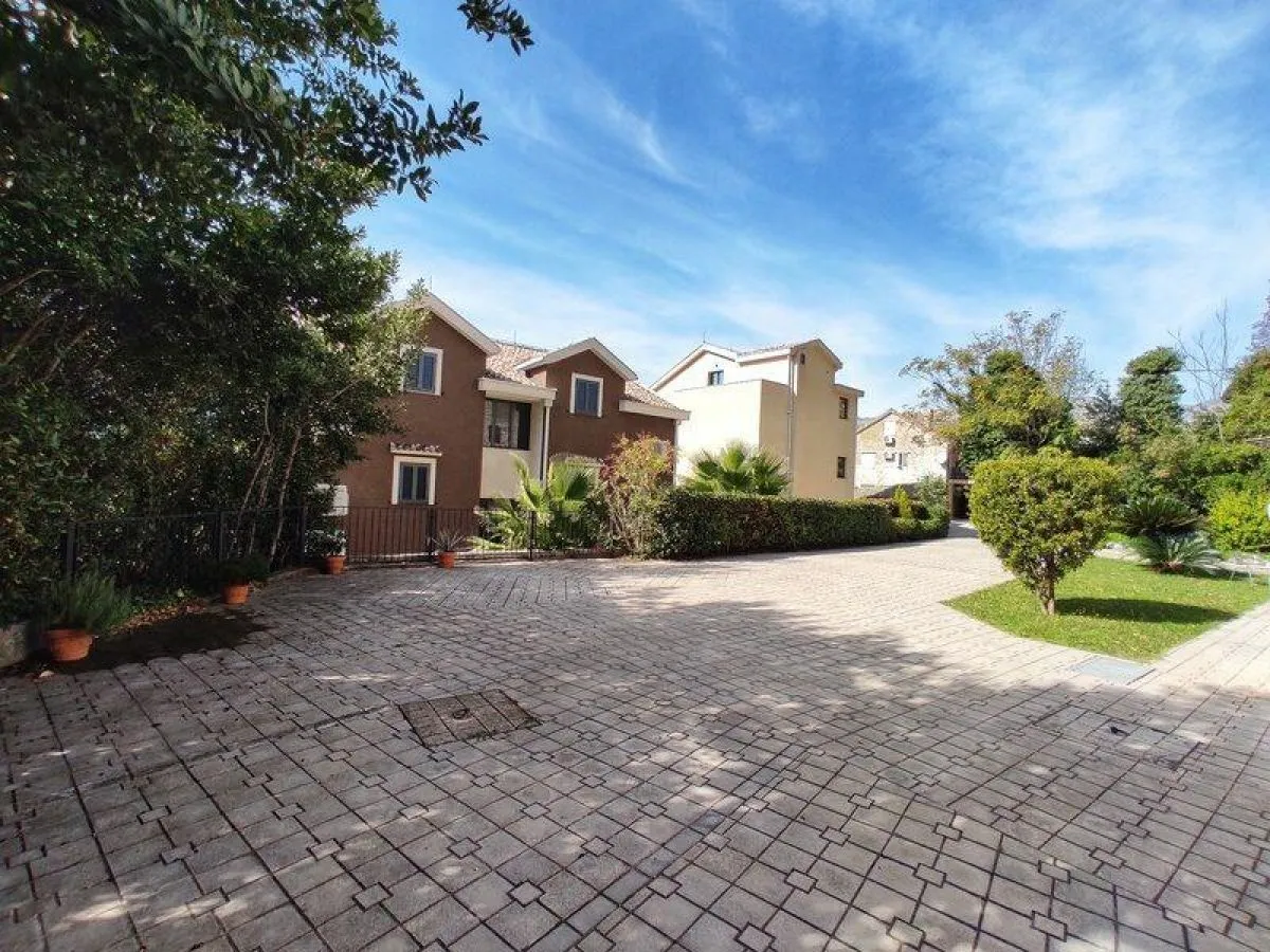 Prodaja, dvosoban stan, 82m², Dobrota, Kotor