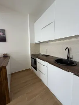 Moderna bijela kuhinja sa tamnom radnom pločom i sudoperom. - image 5