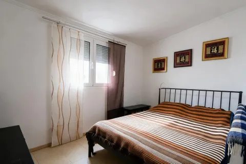 Svijetla spavaća soba sa bračnim krevetom, prozorom i ukrasnim slikama na zidu. - image 10