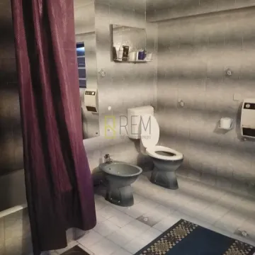 Kupatilo sa sanitarijama, pločicama i tuš kabinom. - image 9