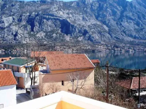 Pogled na more i planine sa terase. - image 7
