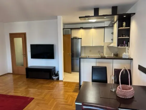 Izdavanje, stan, 87m², Stari Aerodrom, Podgorica - image 3