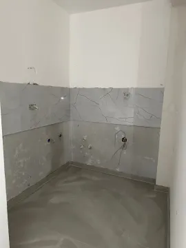 Pogled na dio prostorije u izgradnji sa pločicama i izvedenim instalacijama. - image 5