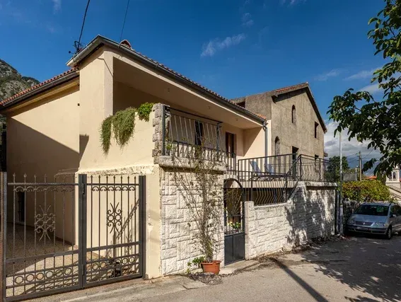 Prodaja, kuća, 110m², Škaljari, Kotor