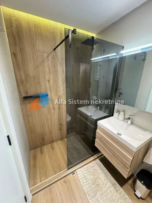 Izdavanje, trosoban stan, 65m², Kalenić Pijaca, Vračar Sve Podlokacije