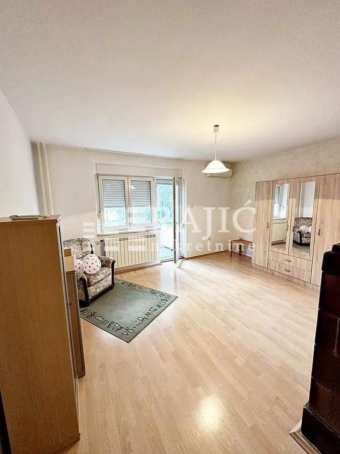 Furnished living room with laminate flooring and access to the terrace.
