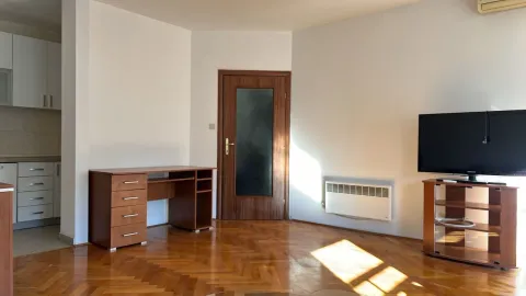 Svijetla dnevna soba sa radnim stolom i televizorom. - image 7