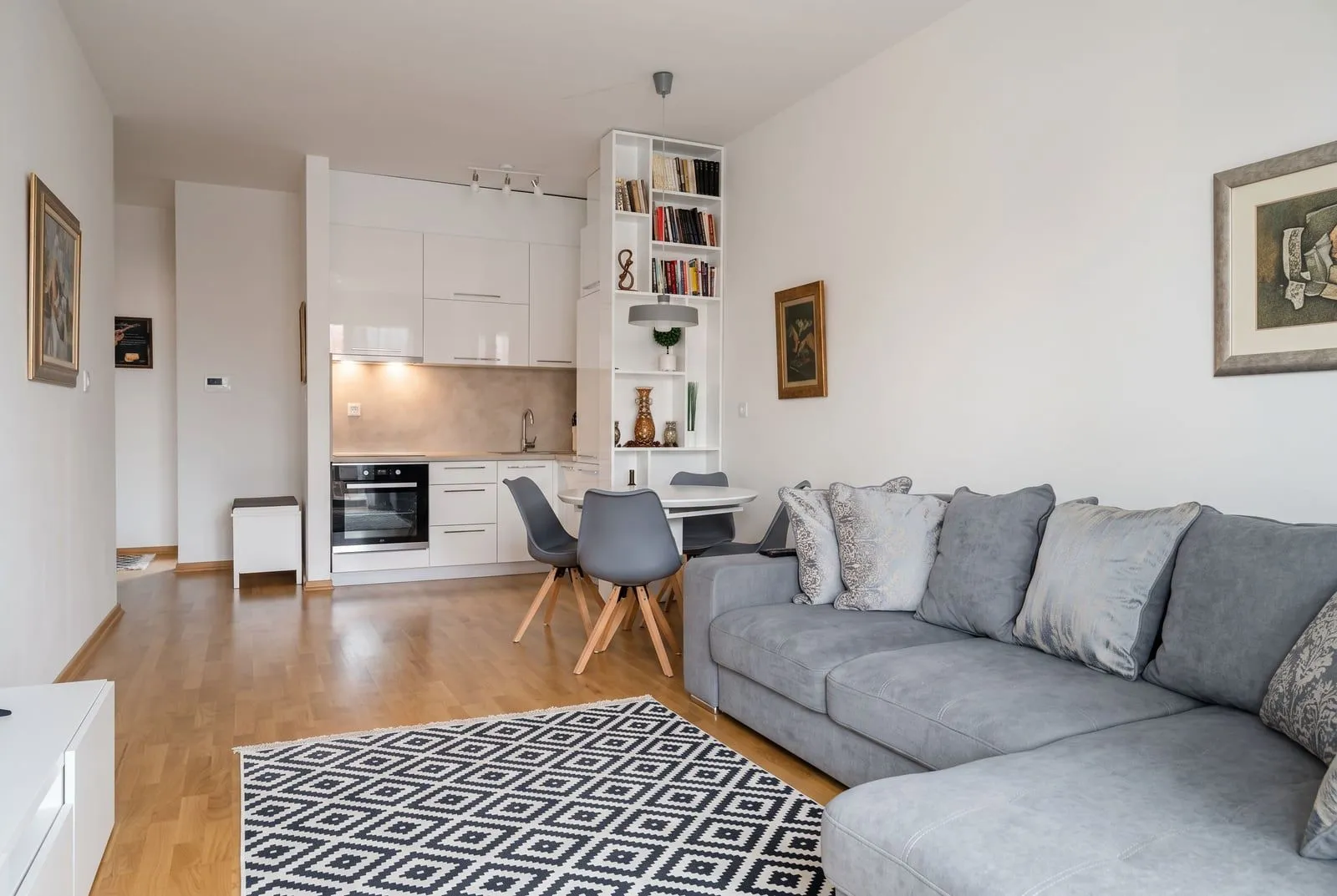 Living room with a sofa and a dining area integrated with the kitchen.