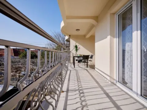 Prodaja, četvorosoban stan, 200m², Centar, Bar - image 9