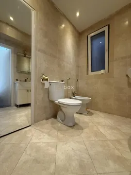 Kupatilo obloženo keramičkim pločicama sa WC šoljom, bideom i ogledalom. - image 13