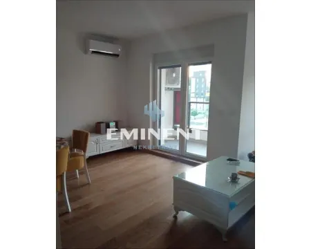 Dnevna soba sa trpezarijskim stolom i izlazom na terasu. - image 3
