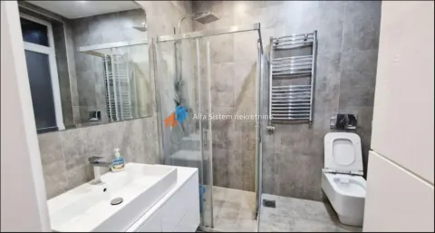 Moderno opremljeno kupatilo sa tuš kabinom, umivaonikom i toaletom. - image 5