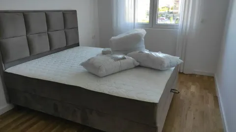 Spavaća soba sa bračnim krevetom i jastucima na dušeku. - image 4