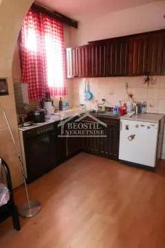 Manja kuhinja sa drvenim elementima i sudoperom. - image 4
