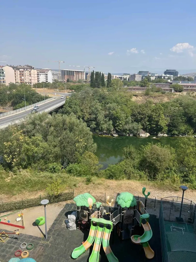 Pogled sa visine na rijeku i dječije igralište.