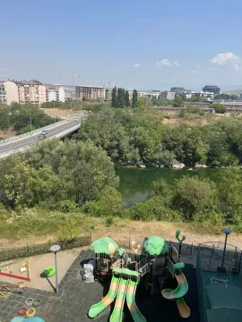 Pogled sa visine na rijeku i dječije igralište. - image 11