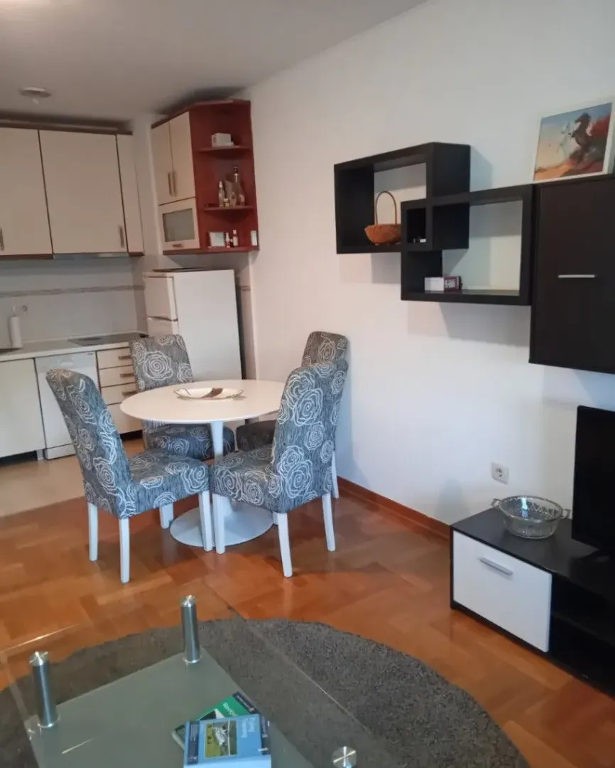Izdavanje, trosoban stan, 80m², Stari Aerodrom, Podgorica