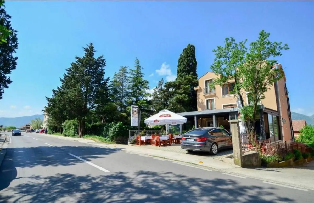 Izdavanje, poslovni prostor, 100m², Kotor, Crna Gora