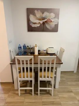 Trpezarija sa drvenim stolom i bijelim stolicama. - image 7