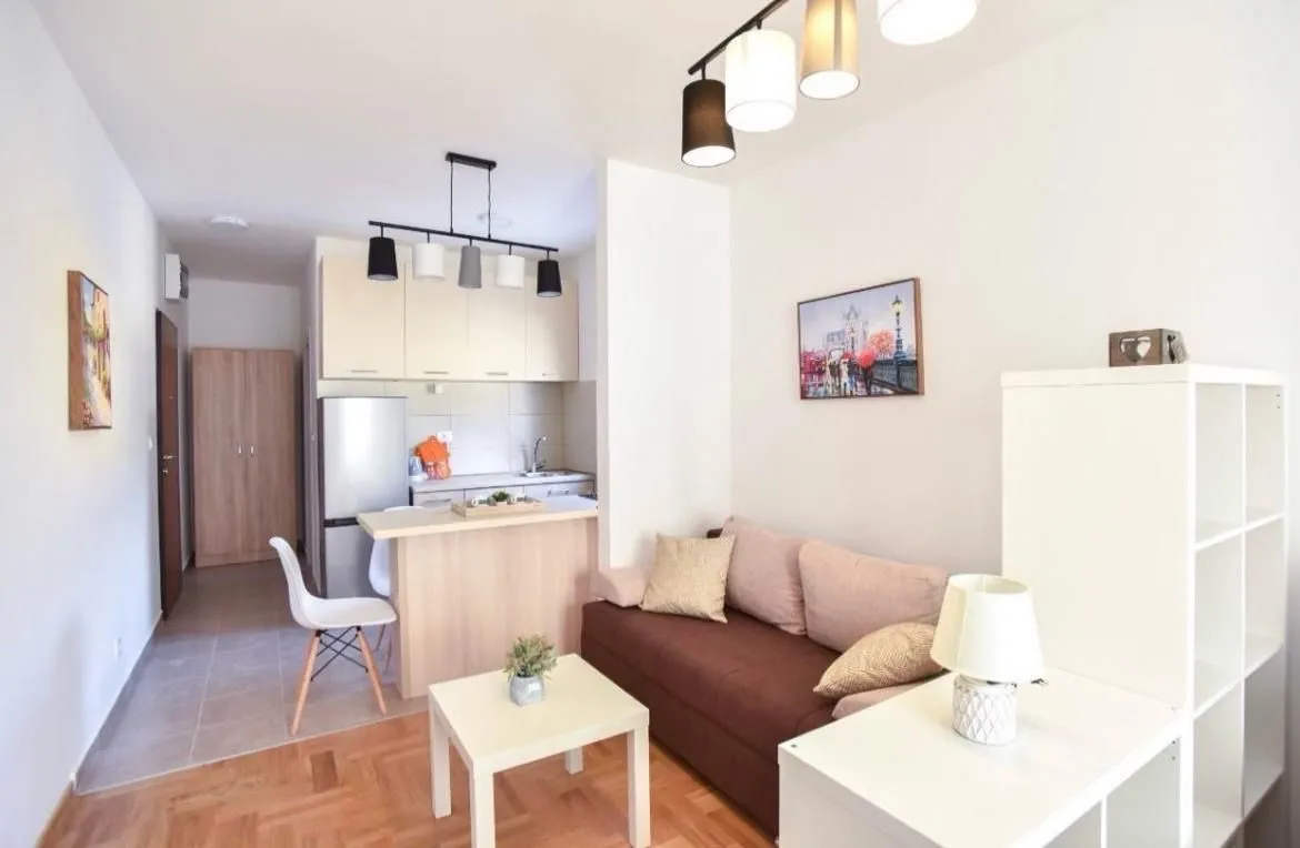 Living room with a sofa and a dining area integrated with the kitchen.