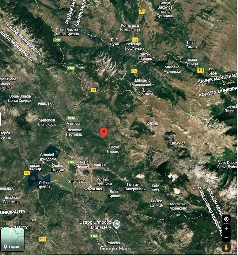 Satelitski prikaz lokacije na mapi sa označenim crvenim pinom.