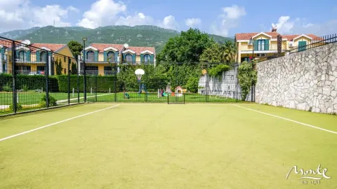 Pogled na sportski teren i zelenu površinu ispred zgrada. - image 5
