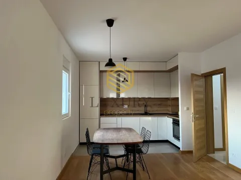 Moderna kuhinja sa trpezarijskim stolom i ugradnim elementima. - image 2