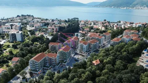 Pogled iz vazduha na stambeni kompleks blizu obale mora. - image 3