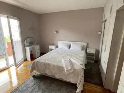 Izdavanje, četvorosoban stan, 191m², Mrčevac, Tivat - image 9