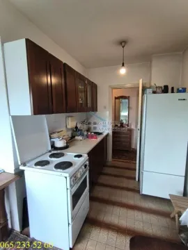 Manja kuhinja sa šporetom, frižiderom i drvenim elementima. - image 14