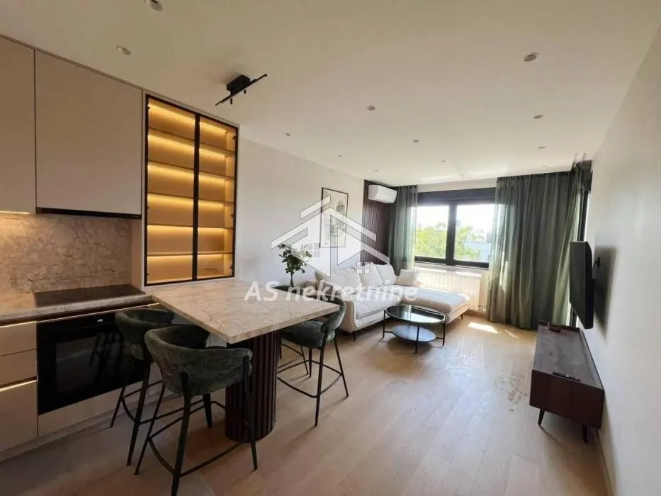 Izdavanje, trosoban stan, 56m², Savski Venac, Beograd