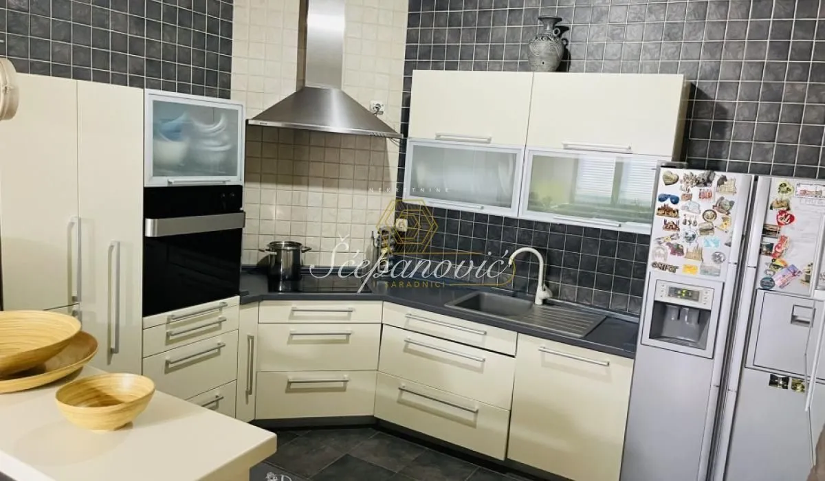 Prodaja, četvorosoban stan, 134m², Bulevar Oslobodjenja, Novi Sad Sve Podlokacije