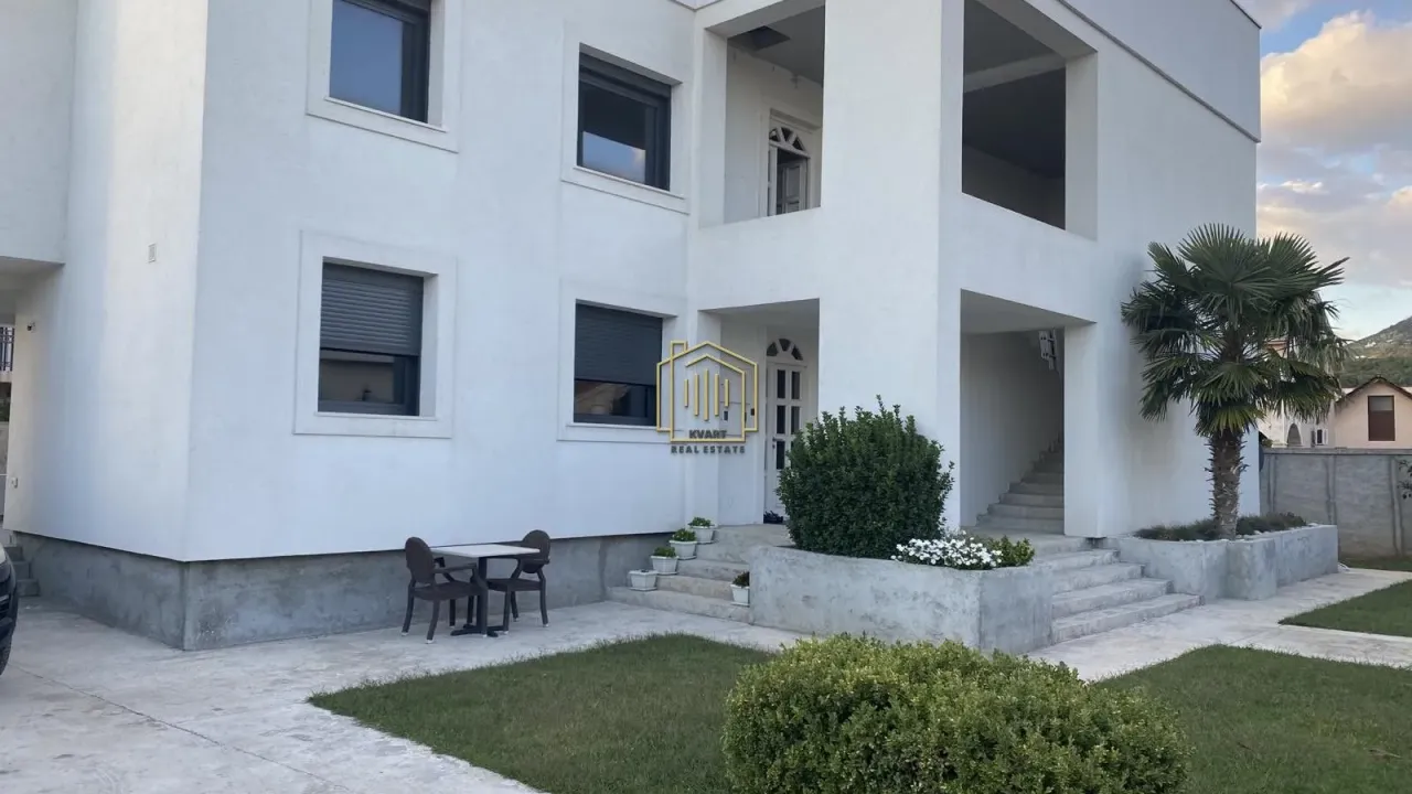 Sale, house, 350m², Zlatica, Podgorica