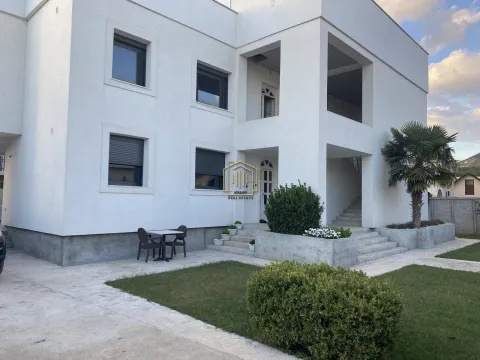 Prodaja, kuća, 350m², Zlatica, Podgorica