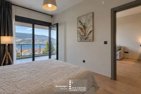 Opremljena spavaća soba sa bračnim krevetom i pogledom na more. - image 8
