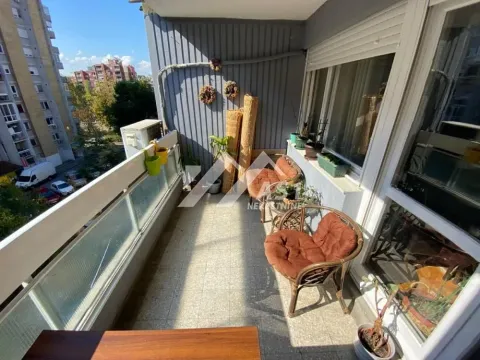 Namešten balkon sa garniturom za sedenje i pogledom na okolne zgrade. - image 5