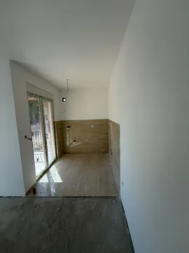 Nezavršena kuhinja sa keramičkim pločicama i balkonskim vratima u izgradnji. - image 10