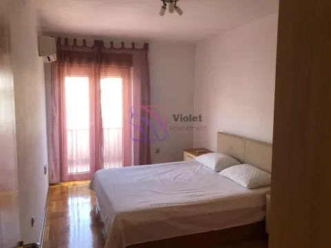 Spavaća soba sa bračnim krevetom i izlazom na terasu. - image 23