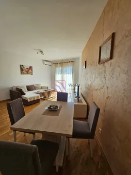 Dnevni boravak sa trpezarijom i garniturom za sjedenje. - image 2